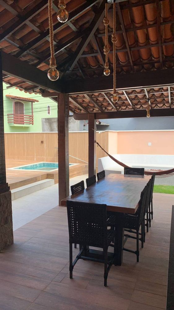 Espaço gourmet com mesa para oito e rede